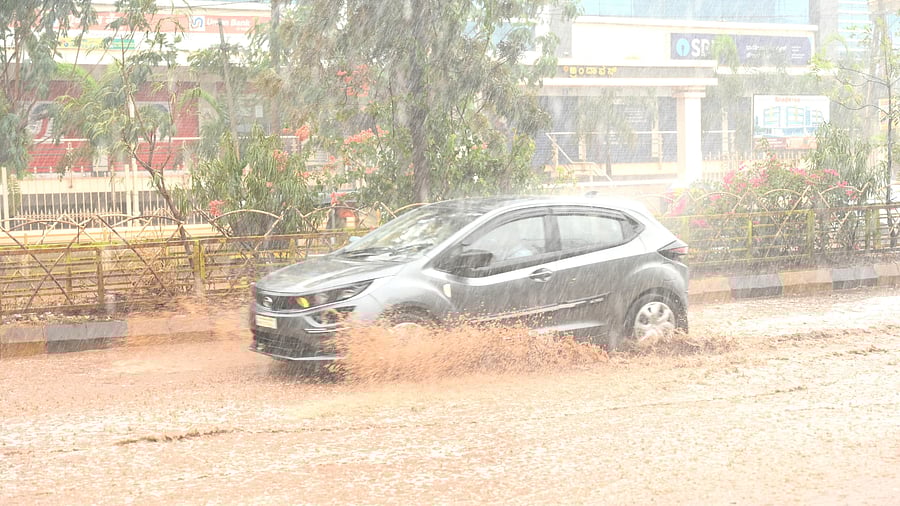 <div class="paragraphs"><p>A car wades through the flooded Shivanagar Main Road in Bidar following heavy rains on Sunday evening. </p></div>