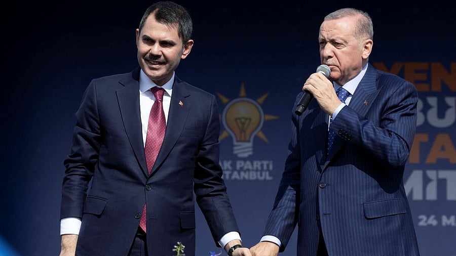 <div class="paragraphs"><p>Turkey's President Erdogan and Murat Kurum greet their supporters during a rally in Istanbul.</p></div>