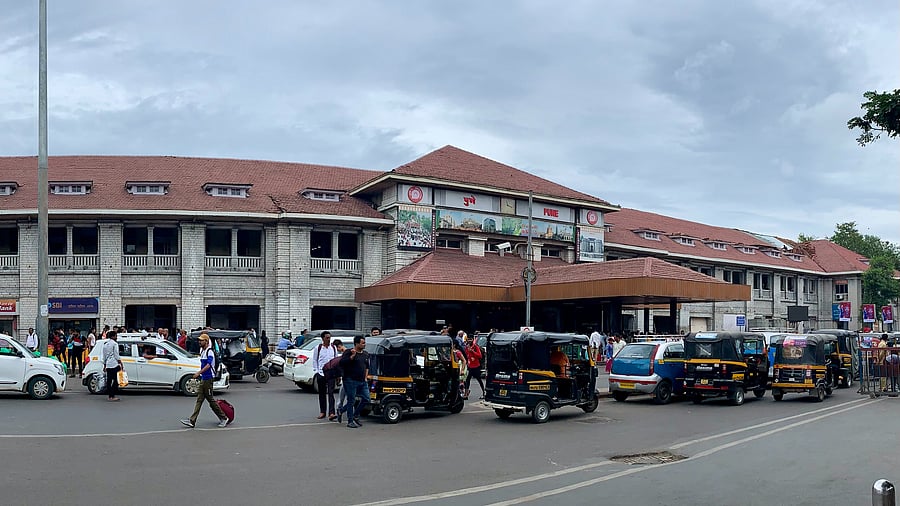 <div class="paragraphs"><p>Pune Railway Station</p></div>