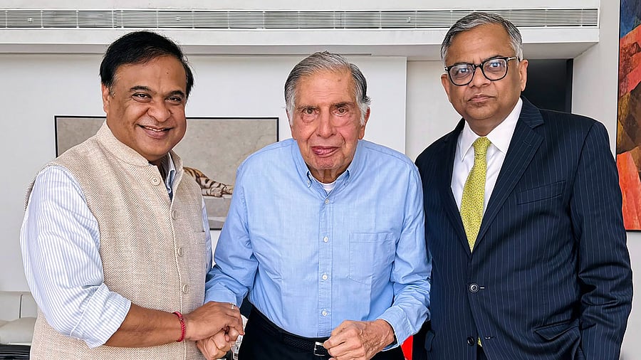 <div class="paragraphs"><p>Assam Chief Minister Himanta Biswa Sarma with former Tata Group chairman Ratan Tata and Tata Sons Chairman Natarajan Chandrasekaran during a meeting, on Wednesday.</p></div>