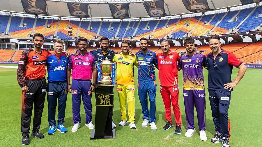 <div class="paragraphs"><p>IPL captains with the trophy.</p></div>