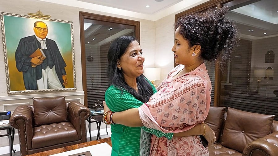 <div class="paragraphs"><p>Kalpana Soren greets Sunita Kejriwal in New Delhi on Saturday, March 31, 2024.</p></div>