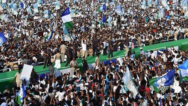 <div class="paragraphs"><p> Crowd of supporters at Andhra Pradesh Chief Minister and YSRCP president Jagan Mohan Reddy's rally.</p></div>