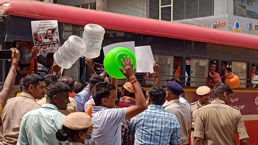 <div class="paragraphs"><p>Police detain protesting farmers in Mandya on Sunday. </p></div>