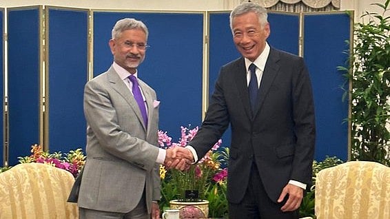 <div class="paragraphs"><p>External Affairs Minister S Jaishankar (L) and Singapore Prime Minister Lee Hsien Loong (R).</p></div>