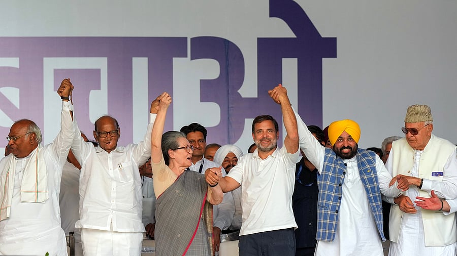 <div class="paragraphs"><p> Congress President Mallikarjun Kharge, NCP chief Sharad Pawar, Congress leaders Sonia Gandhi, Rahul Gandhi, AAP leader and Punjab Chief Minister Bhagwant Mann and J&amp;K NC chief Farooq Abdulla join hands during I.N.D.I.A. bloc's 'Loktantra Bachao Rally' at Ramleela Maidan, in New Delhi.</p></div>