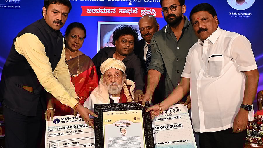 <div class="paragraphs"><p>Veteran filmmaker and theatre director M S Sathyu receives the Lifetime Achievement Award at the valedictory ceremony of the&nbsp;15th Bengaluru International Film Festival in Bengaluru on Thursday. CM's secretary K V Trilok Chandra, actor-former minister Umashree, Karnataka Film Academy president Sadhu Kokila,&nbsp; Department of Information and Public Relations commissioner Hemant Nimbalkar, actor Dhananjaya and Karnataka Film Chamber of Commerce (KFCC) President N M Suresh are seen. </p></div>