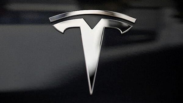 <div class="paragraphs"><p>Tesla logo </p></div>