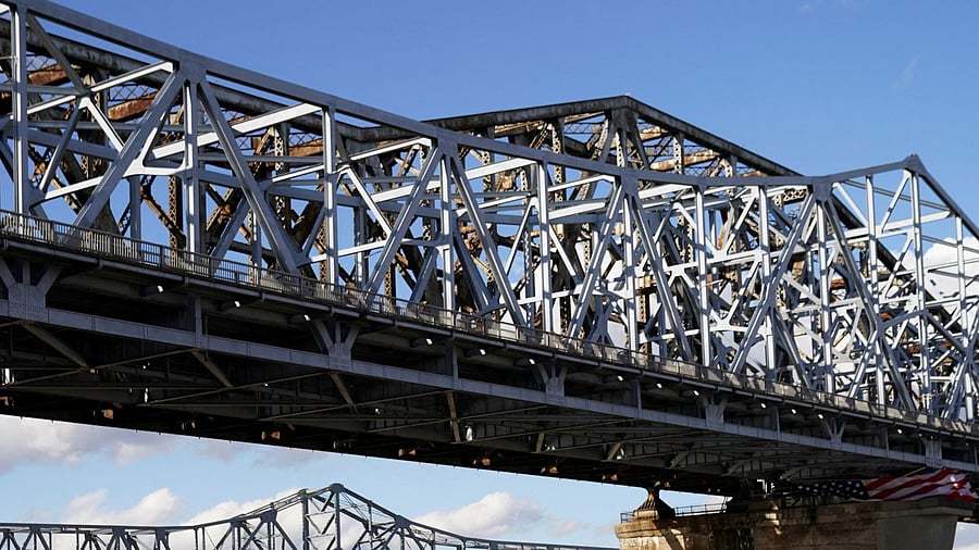 <div class="paragraphs"><p>Ohio River bridge.</p></div>