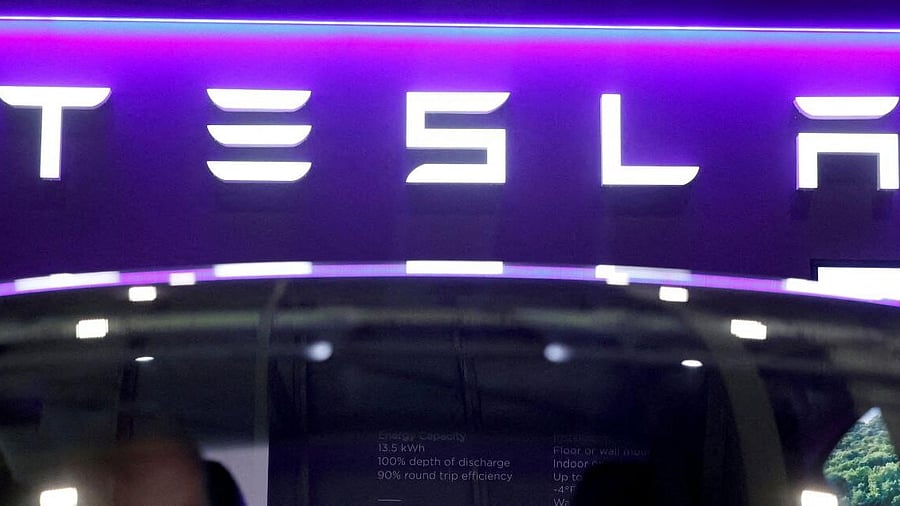 <div class="paragraphs"><p>Tesla logo</p></div>