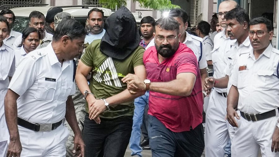 <div class="paragraphs"><p>One of the accused in the Bengaluru Cafe blast case being taken to court by NIA and Kolkata Police officials. </p></div>