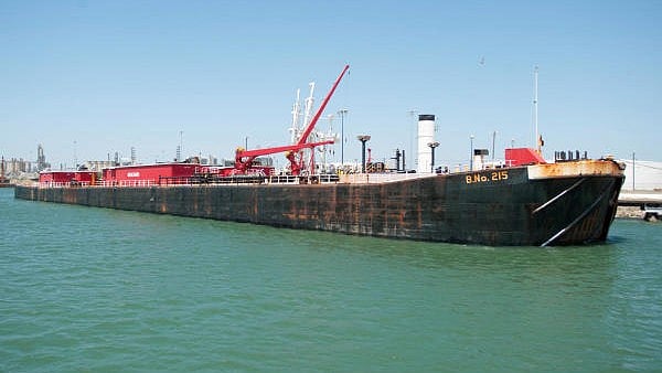 <div class="paragraphs"><p>Representative image showing oil being loaded onto a ship</p></div>