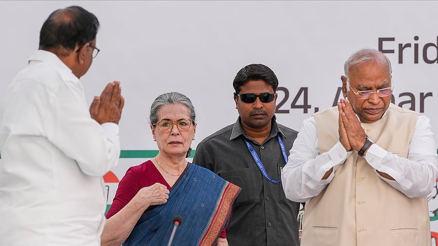 <div class="paragraphs"><p> Congress President Mallikarjun Kharge and senior party leaders Sonia Gandhi and P Chidambaram during a press conference for the release of the party's manifesto for the Lok Sabha elections, in New Delhi, Friday, April 5, 2024. </p></div>