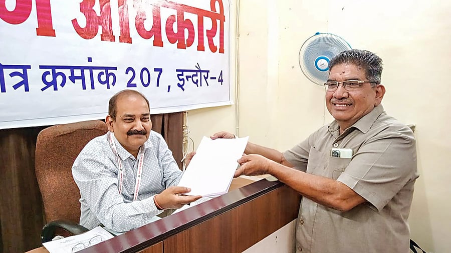 <div class="paragraphs"><p>File photo of Parmanand Tolani, famous as 'Indori Dharti Pakad' submitting nomination papers for the Madhya Pradesh Assembly elections. </p></div>
