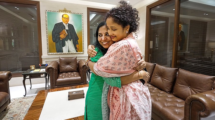 <div class="paragraphs"><p>Former Jharkhand chief minister Hemant Soren's wife Kalpana Soren meets Delhi Chief Minister Arvind Kejriwal's wife Sunita Kejriwal, in New Delhi, Saturday, March 30, 2024. </p></div>