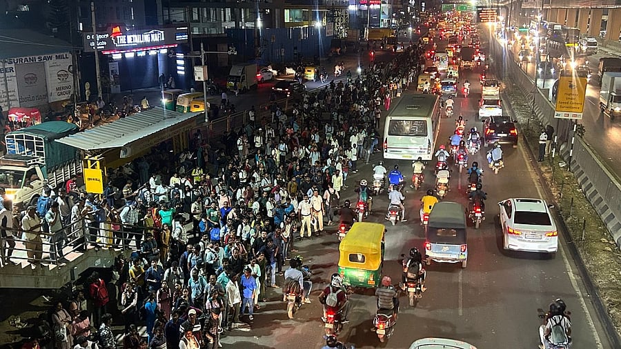 <div class="paragraphs"><p>Roads get congested as commuters travel to Tamil Nadu to cast their ballots. </p></div>