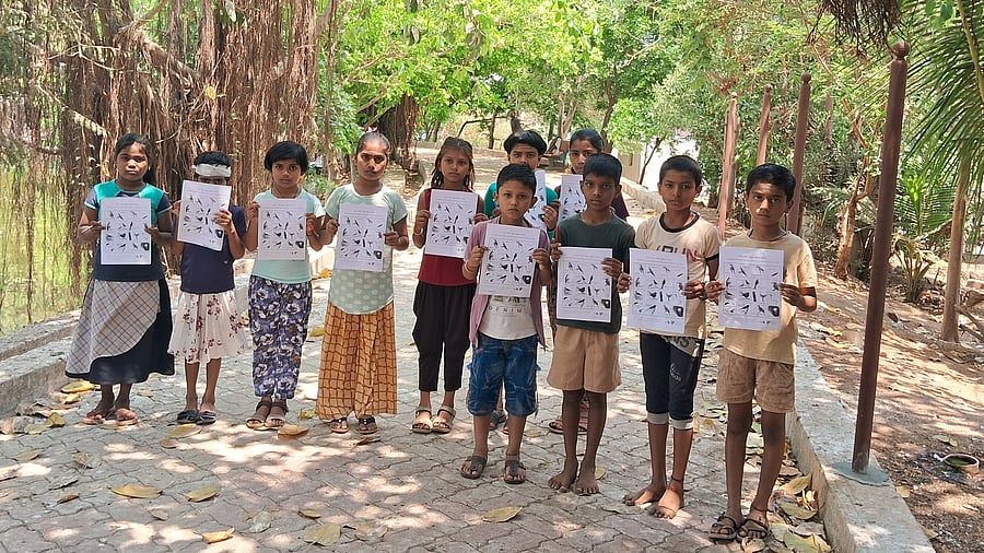 <div class="paragraphs"><p>Children display their drawings</p></div>