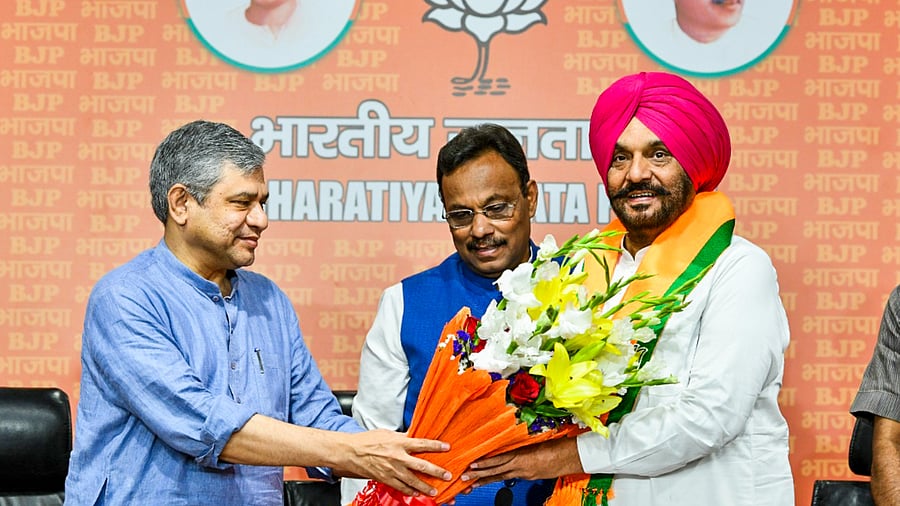 <div class="paragraphs"><p>File photo of Union Minister Ashwini Vaishnaw welcoming former Congress leader Tajinder Singh Bittu after he joined BJP.</p></div>