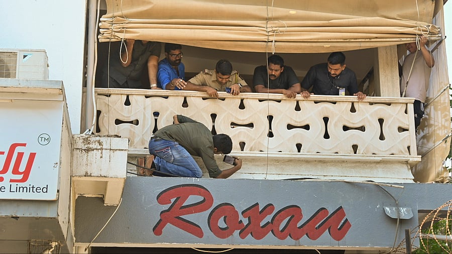 <div class="paragraphs"><p>Mumbai Police and Forensic team officials at actor Salman Khan's residence at Bandra after two motorbike-borne unidentified persons opened fire outside his residence, in Mumbai, Sunday, April 14, 2024. The two persons fired four rounds outside the Galaxy Apartments, where the actor resides, at around 5 am and fled from the spot, the police official said.</p></div>