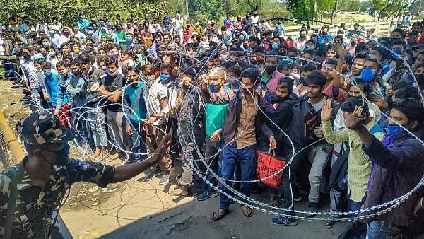 <div class="paragraphs"><p>Nepali migrants  wait at the India-Nepal border, fenced with barbed wires, at Raxaul in East Champaran. Representative image.</p></div>