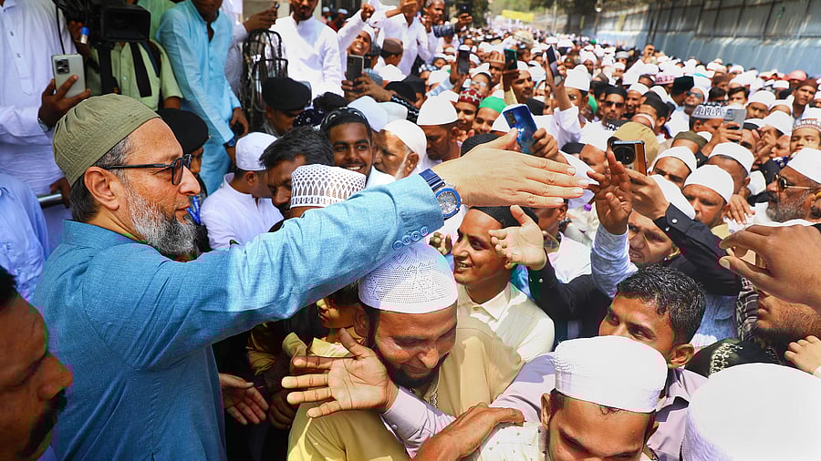 <div class="paragraphs"><p>AIMIM President Asaduddin Owaisi greets supporters</p></div>