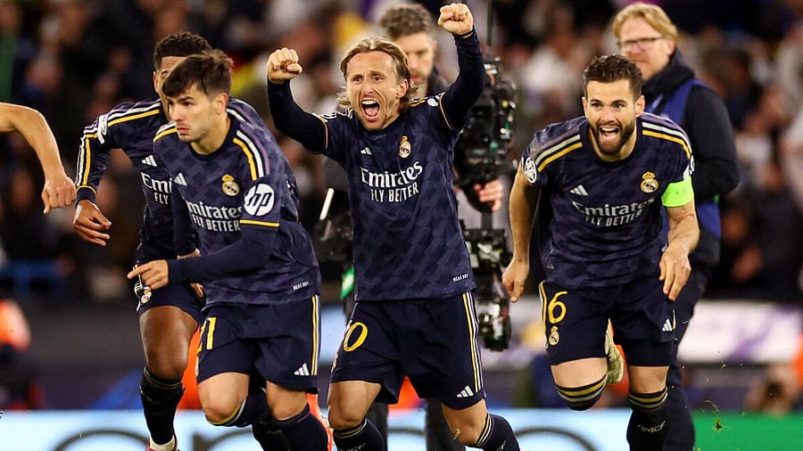 <div class="paragraphs"><p>Real Madrid celebrate winning the penalty shootout</p></div>
