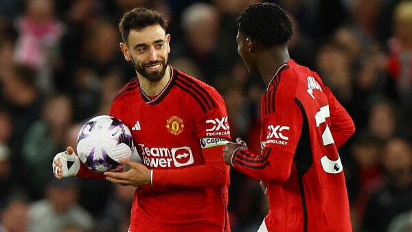 <div class="paragraphs"><p>Manchester United's Bruno Fernandes celebrates scoring their second goal with Kobbie Mainoo.</p></div>