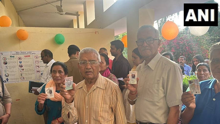 <div class="paragraphs"><p>Uttarakhand Chief Electoral Officer BVRCC Purushottam cast his vote at booth number 141 in Dehradun.</p></div>