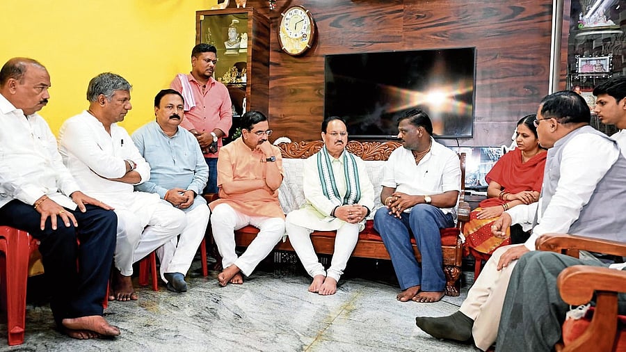 BJP national president J P Nadda speaks to the family members of Neha Hiremath, who was murdered on the premises of a Hubballi college, on Sunday. Union minister Pralhad Joshi, BJP lawmakers Arvind Bellad and Mahesh Tenginkayi look on. DH Photo
