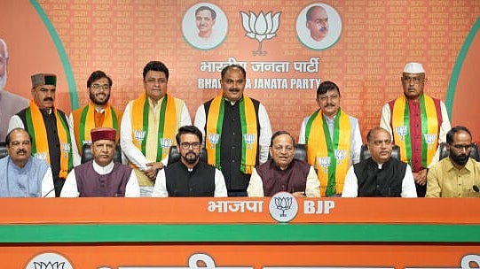 <div class="paragraphs"><p>Union Minister Anurag Thakur, former Himachal Pradesh CM and BJP leader Jai Ram Thakur and party leader Arun Singh with former Congress party MLAs who joined BJP — Sudhir Sharma, Rajender Rana, Ravi Thakur, Indradutt Lakhanpal, Devendra Bhutto and Chaitanya Sharma</p></div>