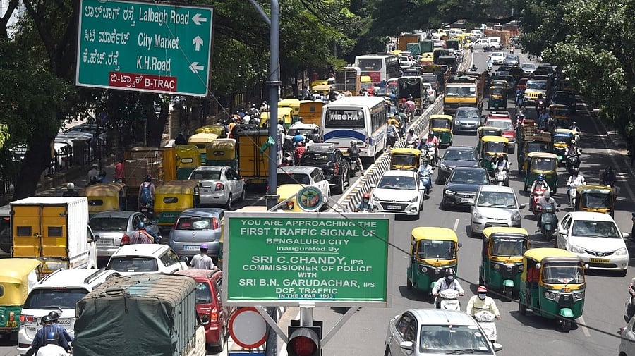 <div class="paragraphs"><p>Heavy goods vehicles are prohibited from entering the city between 12 pm and 9 pm.</p></div>