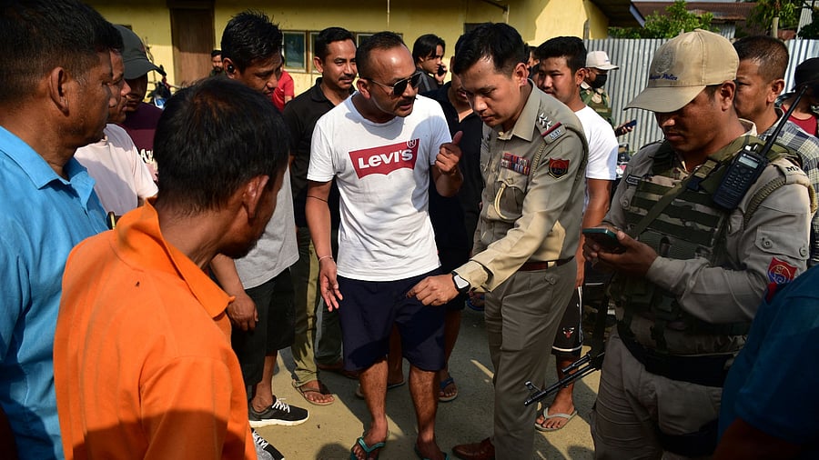 <div class="paragraphs"><p>Police officers arrive at a spot of a shooting incident outside a polling station during the first phase of the general election, in Moirangkampu in Imphal East, Manipur, April 19, 2024. </p></div>