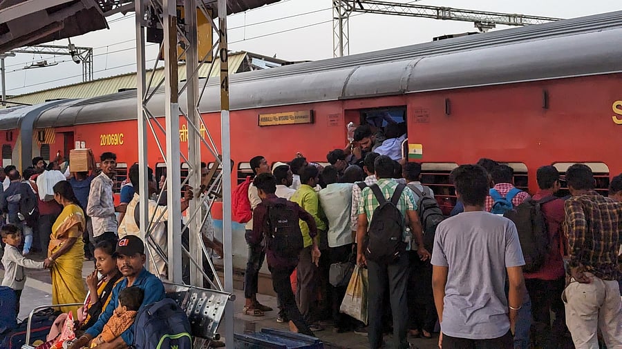 People were seen scrambling to board the Hubballi-Mysuru train at KSR railway station earlier this week.