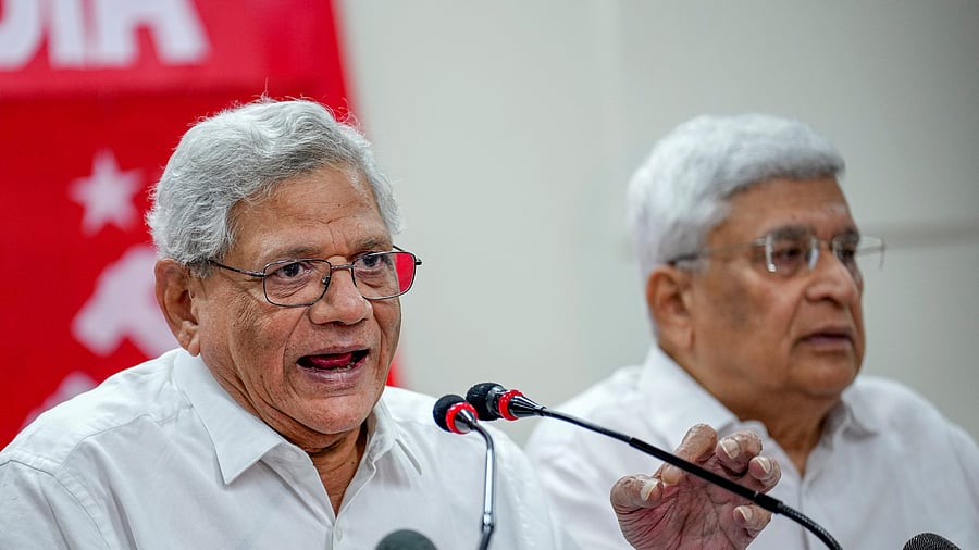 <div class="paragraphs"><p> CPI(M) General Secretary Sitaram Yechury with Polit Bureau member Prakash Karat </p></div>