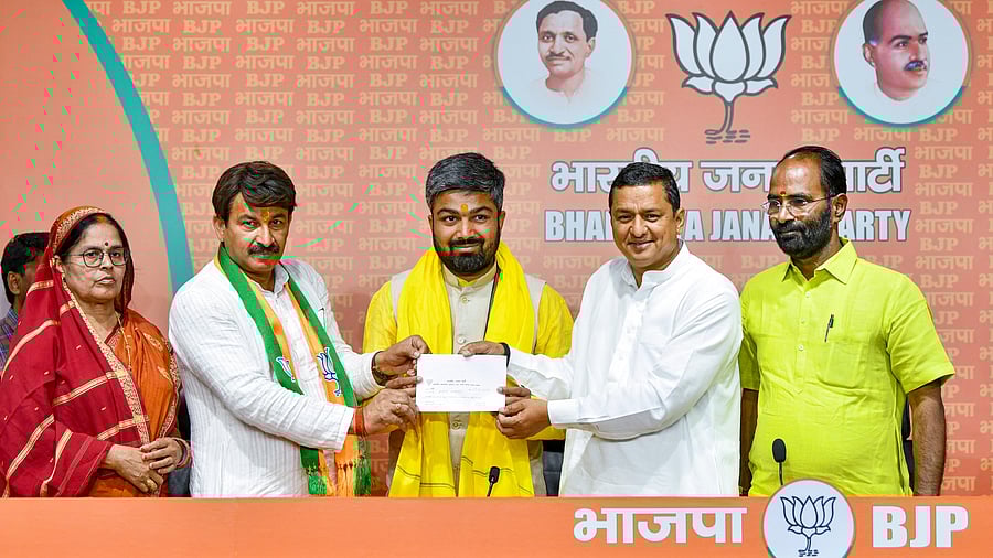 <div class="paragraphs"><p>BJP leader Manoj Tiwari welcomes Bihar YouTuber Manish Kasyap as he joins BJP in New Delhi, Thursday, April 25, 2024.</p></div>