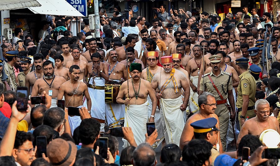 <div class="paragraphs"><p>The 'Arattu' procession at the Sree Padmanabhaswamy temple, flanked by the police guard of honour in Thiruvananthapuram</p></div>