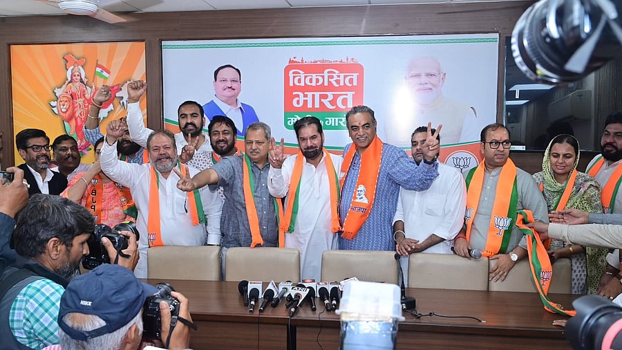 <div class="paragraphs"><p>Subhash Chawla along with his son Sumit joined the BJP on Wednesday in Chandigarh. </p></div>