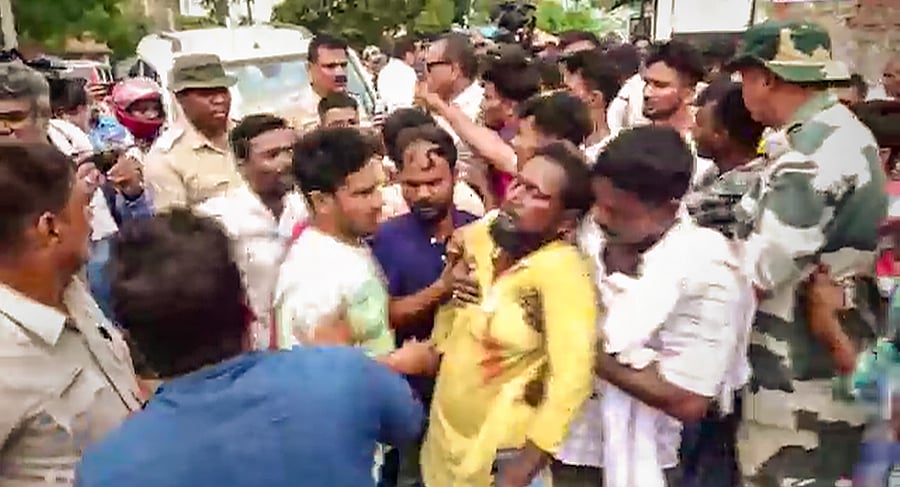 <div class="paragraphs"><p>An injured person after clashes between supporters of TMC and BJP, in Susunia area of Bardhman, Monday, May 13, 2024. Clashes broke out between supporters of TMC and BJP in Monteswar's Susunia area of Bardhaman-Durgapur Lok Sabha seat around noon, as BJP candidate Dilip Ghosh was on his way to a polling booth following complaints of booth jamming. </p></div>