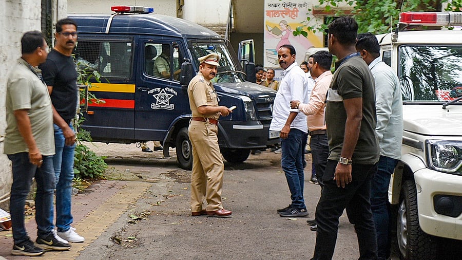 <div class="paragraphs"><p>Two doctors of the Sassoon General Hospital being taken into police custody after their arrest for alleged manipulation of blood samples and destruction of evidence in the case of a car accident involving a 17-year-old boy, in Pune, Monday, May 27</p></div>