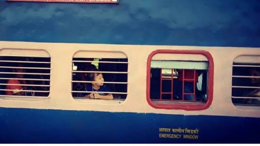 <div class="paragraphs"><p>A women's compartment of a train. </p></div>