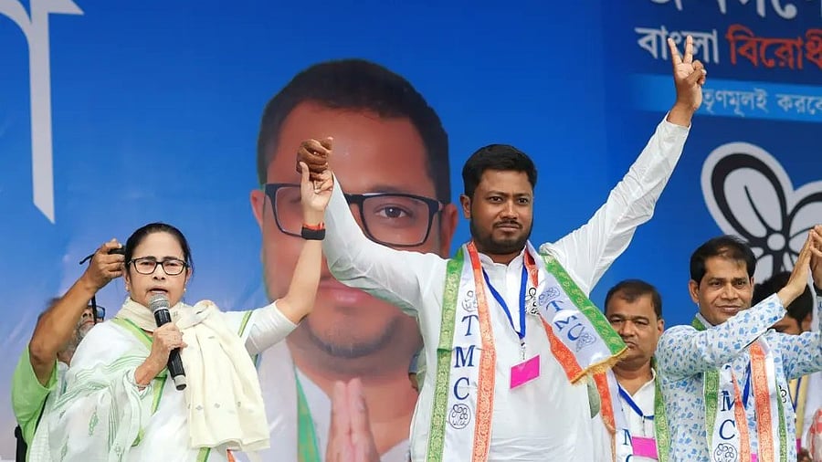 <div class="paragraphs"><p>Shahnawaz Ali Raihan with Bengal CM Mamata Banerjee. </p></div>