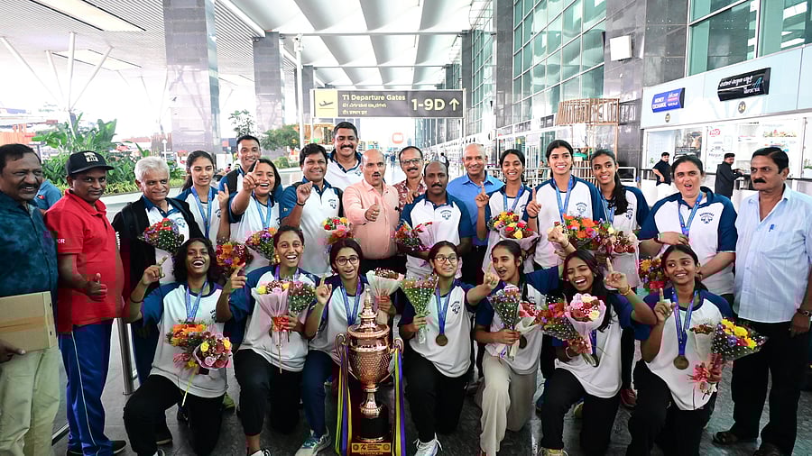The victorious Under-18 Karnataka girls’ basketball team was welcomed by Karnataka State Basketball Association (KSBBA) members at the Bengaluru international Airport on Wednesday. 