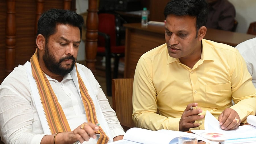 <div class="paragraphs"><p>A file image of Karnataka Scheduled Tribes Welfare Minister B Nagendra (left).</p></div>