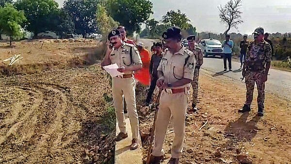 <div class="paragraphs"><p>Police inspecting sand mafia area.</p></div>