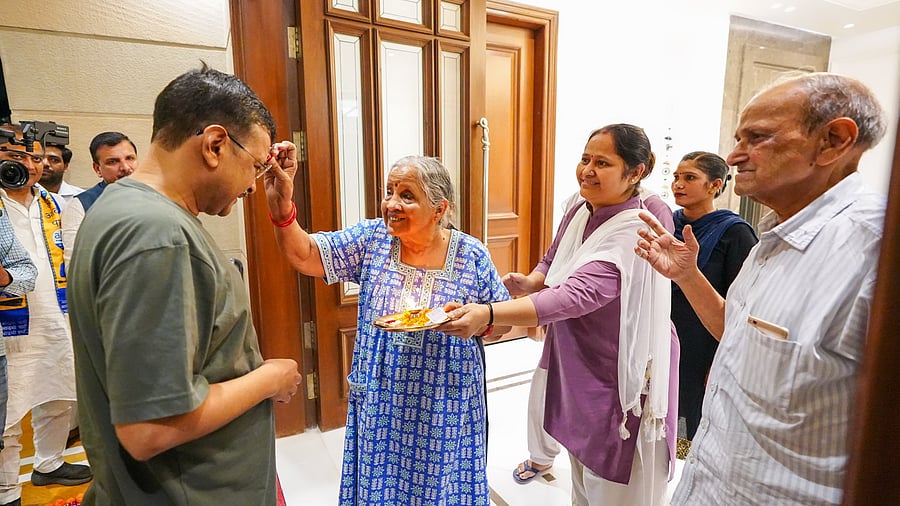 <div class="paragraphs"><p>Arvind Kejriwal being welcomed at home by family members in Delhi.&nbsp;</p></div>