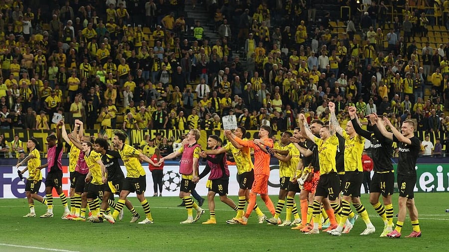 <div class="paragraphs"><p>Borussia Dortmund players celebrate after the match</p></div>