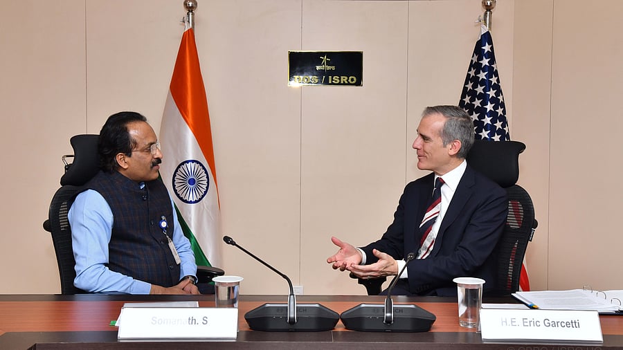 <div class="paragraphs"><p>US Ambassador to India Eric Garcetti met ISRO Chairman S Somanath at the ISRO headquarters on Friday. </p></div>