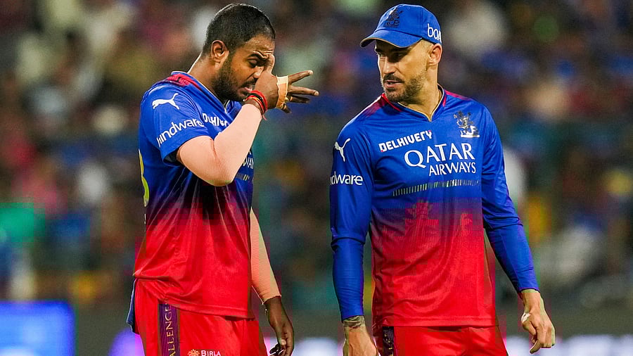 <div class="paragraphs"><p>Yash Dayal with skipper Faf Du Plessis</p></div>