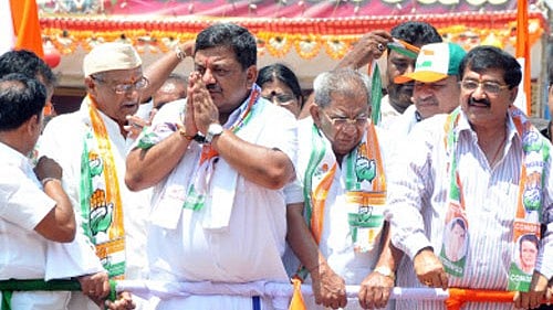 <div class="paragraphs"><p>File Photo: Davangere district-in-charge minister, S.S. Mallikarjun waves at the party supporters during a rally in Davangere. His father and Shamanur Shivashankerappa, ex-MLA B.P. Harish, Abdul Jabbar and others are present. </p></div>