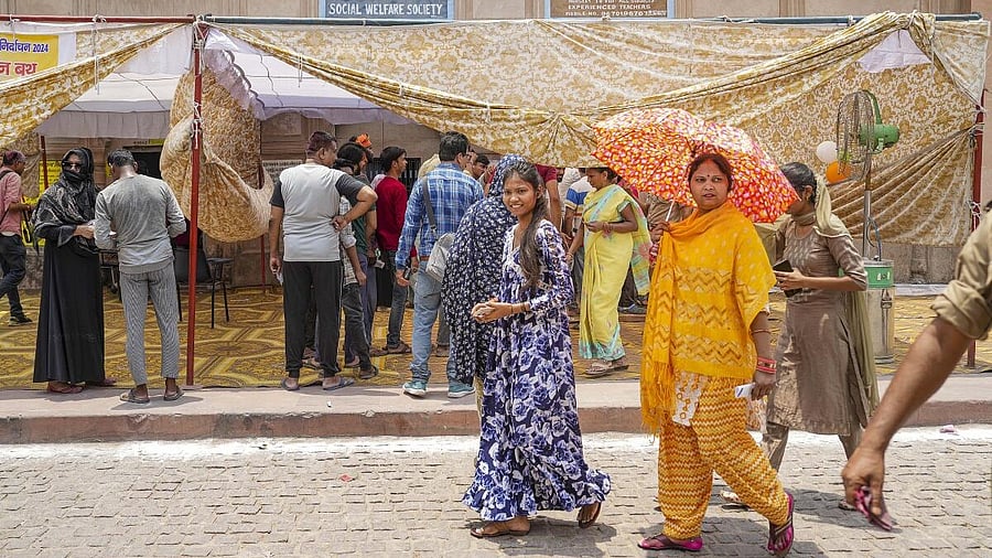 <div class="paragraphs"><p>oters at a polling station during voting for the 5th phase of Lok Sabha elections, in Lucknow. Image for representation only. </p></div>